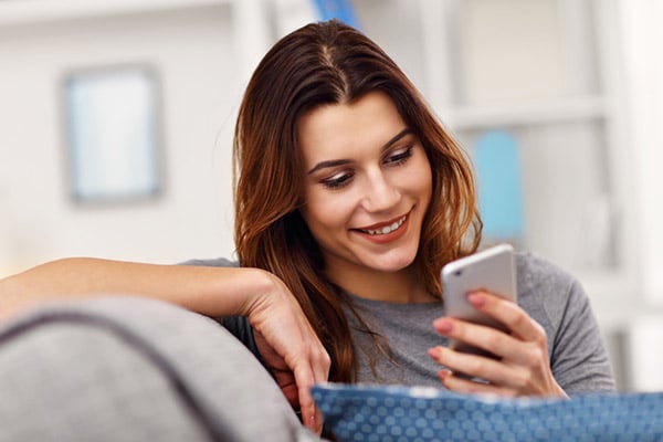 8 trucs qui montrent que votre ado est (totalement) accro à son téléphone portable